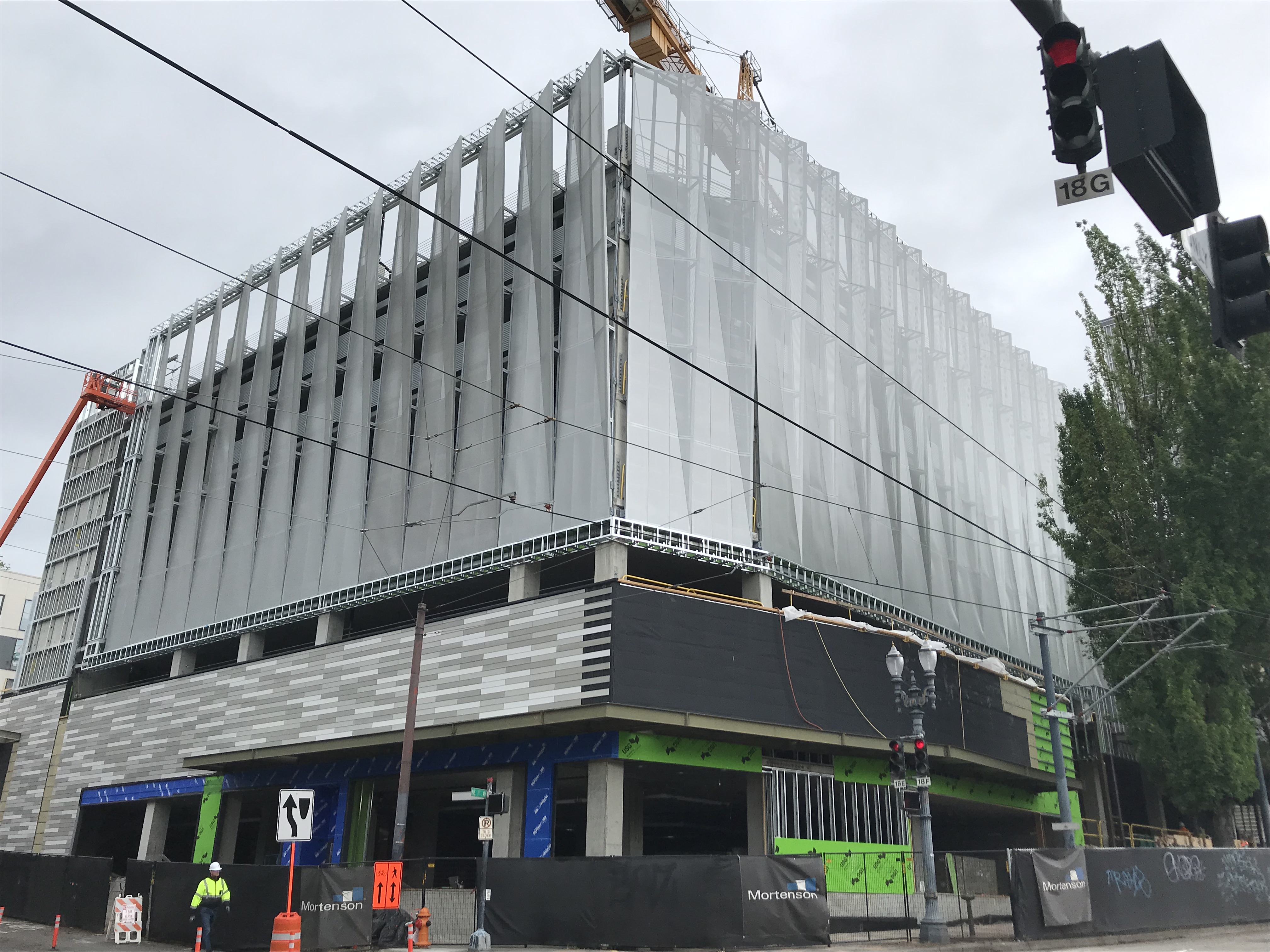 GSM installed 36 panels on two walls at the hotel parking facility.